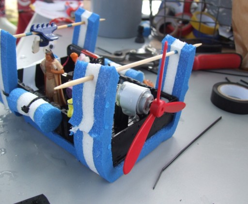 Stroomkringbootjes met motortjes, batterij en propeller