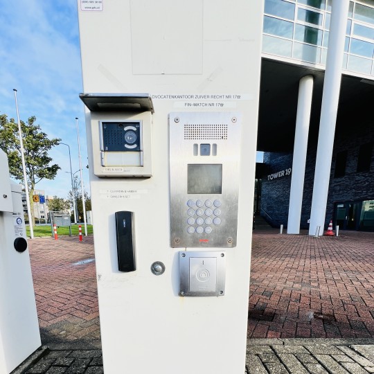 Druk op de bel - wij doen open